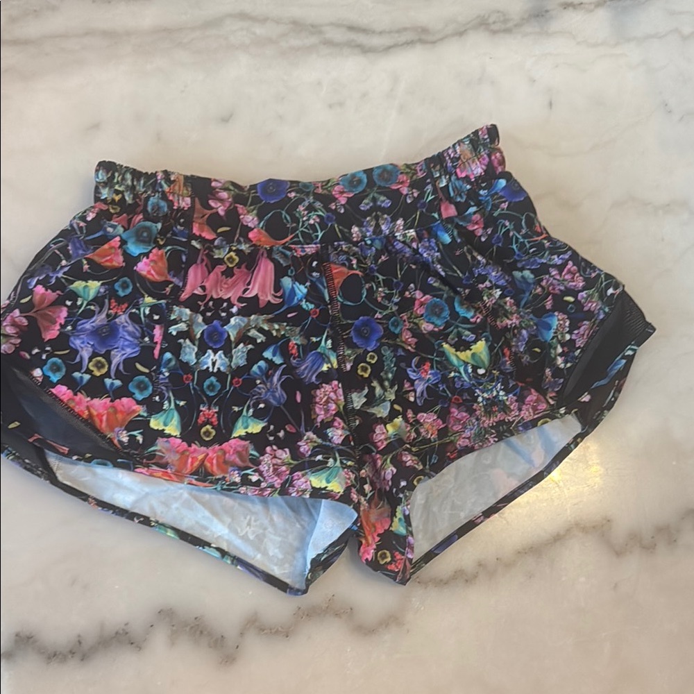 Lululemon 6 Hotty Hot Floral Women's Shorts